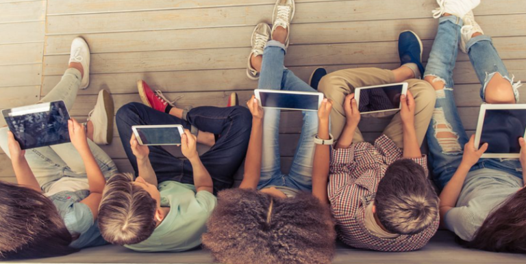 Peran Dan Pengaruh Gadget Dalam Kehidupan Saat Ini